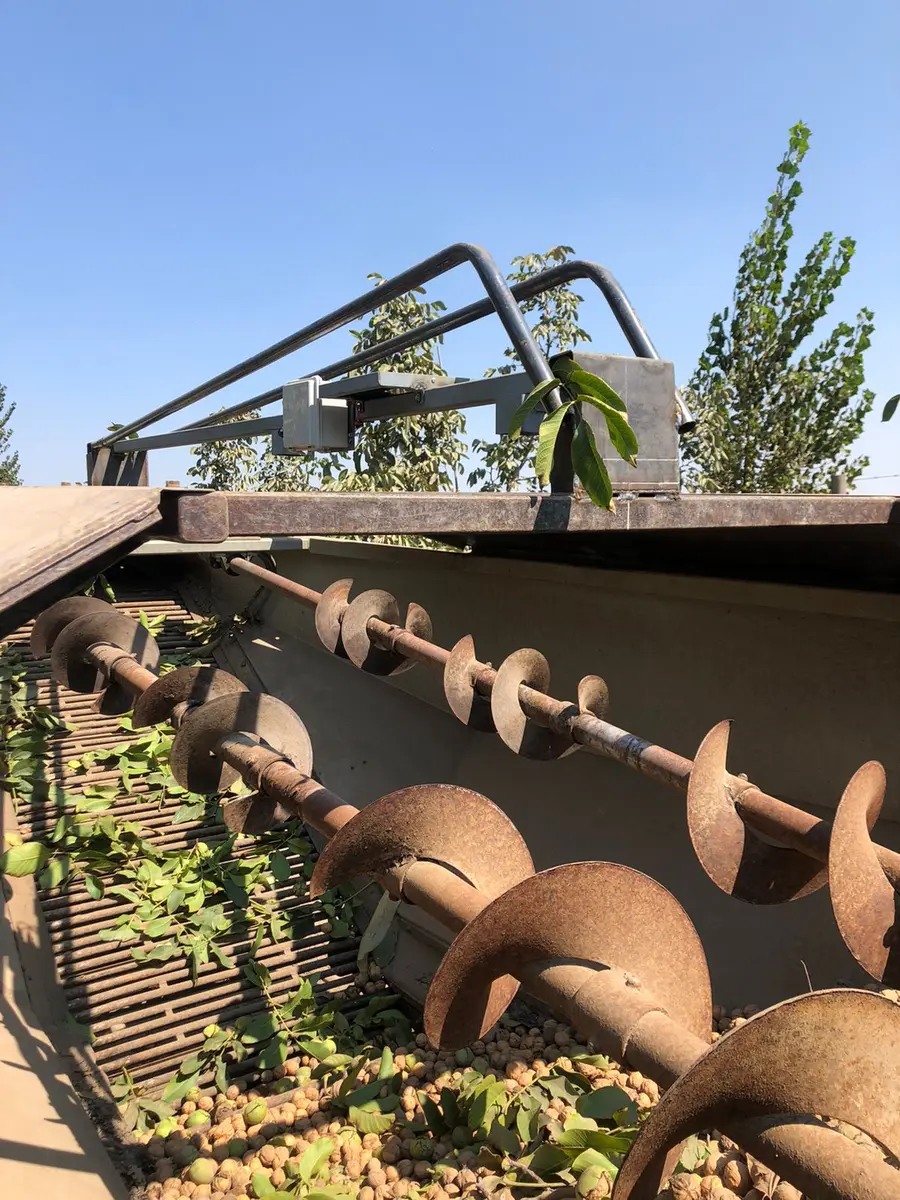 Sensor Harvestsense montado sobre la tolva de una cosechadora