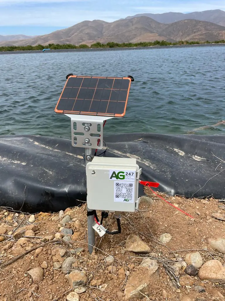 Equipo AG con panel solar midiendo el nivel de un tranque